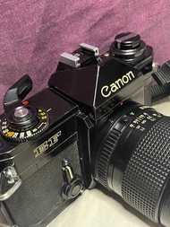 VINTAGE CANON EF SLR Film  Camera, with 2 Canon Lens Included, Pre-owned.  老式佳能 EF SLR 胶片相机，附带 2 个佳能镜头，二手。