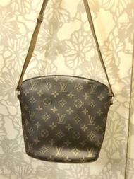 五折出清 LV(LOUIS VUITTON)LV M51290經典老花貝殼斜、肩、側背包。兩夾層。長20cm寬22cm底10cm。可調式皮革肩帶長120cm寬1.5cm。