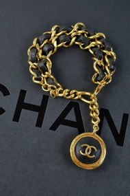 Chanel vintage leather chain bracelet 💫24K包金鏈穿黑色羊皮實在是永恆經典之作♠️雙面CC logo 厚實有垂墜感🍀四葉草亦是中古香奈兒常見的幸運密碼✨手鏈可單