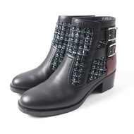 香奈兒 (CHANEL) 22B G39334 皮帶設計標誌皮革及斜紋軟呢短靴，黑色和淺藍色，成色極佳。包含鞋盒和防塵袋。義大利製造。