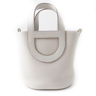 全新愛馬仕 In the Loop 18 吋手提包，採用 Taurillon Clemence 皮革，搭配金色五金配件，附 Gripere 雙印記，附原廠盒和防塵袋。正品，法國製造。女士款。