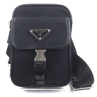 【5積分】成色極佳 ▼PRADA 2ZH194 Saffiano皮革尼龍拼接PlateLogo三角銘牌智慧型手機包/斜挎包 黑色 銀色五金 義大利製造 男士 零售價¥242,000