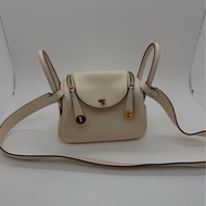 Hermes mini Lindy奶油白tc皮金扣z刻，成色如圖，邊角有磨損發黑