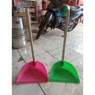 Plastic dustpan