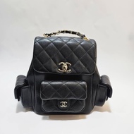 Chanel 黑牛皮菱格紋Duma大號淡金釦前口袋手提後背包AS4398