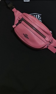 Coach 粉色腰包，胸包