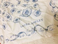 （二手）義大利製 LAURA ASHLEY 午茶時光青花瓷茶杯組圖樣緞面大判絲巾