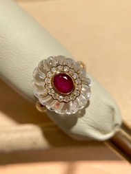 手工打磨把白水晶車出麻花紋⚒️ 用心襯托鑽石花環鴿血紅寶石🩸 鴿血紅寶50份（緬甸色半透明鮮艷不暗）圍鑽18K金戒指用上卡地亞雕刻白水晶設計風格工藝特別有高級復古感