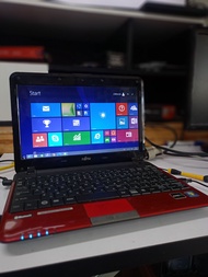 notebook fujitsu lifebook จอ 11.6 RAM 3 GB ssd 120 GB windows 8
