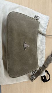 平放Vivienne Westwood Tasha Shoulder Phone Bag 牛皮腋下包