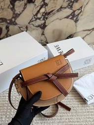 ✨Loewe gate dual 牛蝴蝶結皮斜跨單肩包 mini 女款 琥珀色