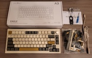 JamesDonkey A3 復古系 元祖灰色 白光燈效 DIY客製化機械鍵盤(81鍵5針熱插拔+CNC音量旋鈕) 三模連接(TypeC/2.4G/BT) 全鍵無衝 已上油LEOBOG灰木軸V4(升級