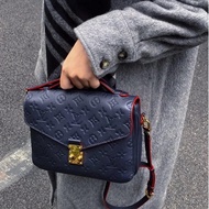 LV Métis 郵差包 海軍藍壓紋