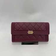 CHANEL 22開 酒紅金扣BOY羊皮掀蓋長夾