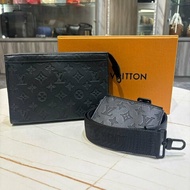 LV M81115 Gaston 牛皮壓紋隨身斜揹包