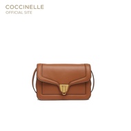 COCCINELLE กระเป๋าสะพายผู้หญิง รุ่น MARVIN TWIST CROSSBODY BAG 150101 สี CARAMEL