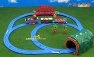 湯瑪士小火車 2火車+1車廂+山洞+橋樑 超值組合（相容於藍色TOMY軌道）