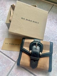 Burberry 英國黑標經典 布面直格 馬銜雙 面扣式短夾皮夾