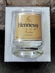 แก้วตัดจากขวด Hennessy V.S.O.P   1 ใบ 120  2 ใบ 200 6 ใบ 500 12 ใบ 900