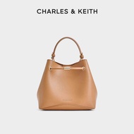 CHARLES&KEITH สินค้าใหม่ CK2-10782417 กระเป๋าเดินทางแบบพกพาไหล่รักแร้กระเป๋าทรงถัง Toffee