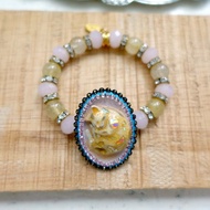 仿陶瓷塑膠奶黃色睡覺貓咪綴閃片裝飾金髮晶粉間水晶配閃鑽圈手鍊