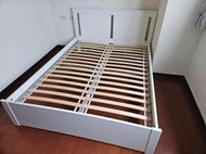 毅昌二手很新的IKEA白色5尺雙人床架～