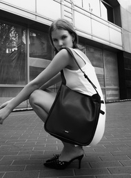 WOVE - Burg tote bag กระเป๋าสะพายไหล่ใบใหญ่สีดำ มีซิปด้านบน สายปรับระดับได้