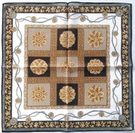 古董 Fendi 絲巾  巴洛克花卉獎章金色印花 20 x 19.5 英吋