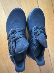 Adidas UltraBoost 全黑運動鞋