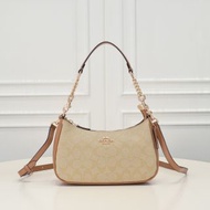 Coach 蔻馳 新款Teri腋下包CA548 比麻將包更大 容量拉鏈弧度顯得更好看 配有兩條肩帶 包身簡約大方 硬挺的結構盡顯干練、利落的氣質尺寸:24.5cm長x13cm高x6cm寬