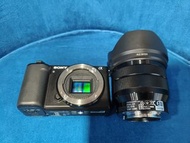 sony ZV-E10 APS-C 可換鏡頭相機，配備了 Sony E 10-18mm f/4 OSS 廣角鏡頭。可以用遊戲機交換多除小補