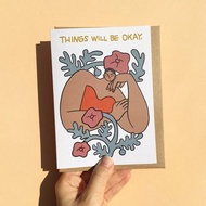 鼓勵人心的簡約風明信片，描繪女性與花朵，傳遞「Things Will Be Okay」的訊息。