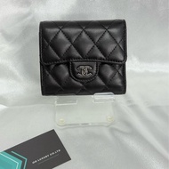 香奈兒Chanel 三摺黑色 琺瑯扣 短夾