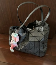 2025 new Bangkok delivery baobao bag issey Miyake แท้ กระเป๋าสะพายข้างใบใหญ่ Rock pack bag ถุงสิริ C