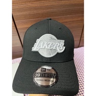 NE 39Thirty S/M (56.8-58.7cm) Frozen La Lakers Black Baseball Cap