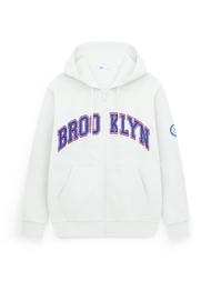 AIIZ เสื้อฮู้ดผู้ชายแบบซิปผ้าเฟรนช์เทอร์รี่ย์ ลายกราฟิก AIIZ Men’s Varsity Graphic Zipper Hoodie