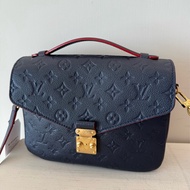 LV 深藍色壓紋Logo郵差包