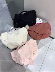 全新 Lululemon 最新 Curved Crossbody Bag ，男女同款運動斜挎包運動包包