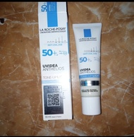 La roche posay anthelios  uvidea Spf 50 tone up rosy 50 ml.