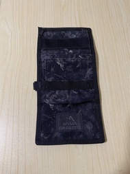 Gregory 黑色黑花三折銀包