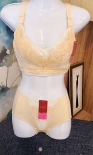 34C/36D罩杯全套全新👙黃玫瑰🌹水鑽蕾絲內衣💕呼吸透氣健康內衣～材質直立棉❤️刺繡面旁側月牙片無鋼圈襯墊❤️包覆集中款～玫瑰彈性刺繡❤️舒適內褲XL size
