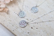 925 純銀 • 星辰 12 公釐圓形十二星座項鍊，刻有十二星座圖案