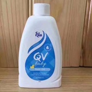澳洲💗Ego Qv Baby Bath Oil 嬰兒沐浴油💗 250ml 孕婦可用。澳洲冬天，家裏暖氣24小時持續開，貝貝皮膚乾燥的很，天天洗澡都用這款沐浴油。純天然温和配方，對抗寶寶各種皮疹和皮蘚，