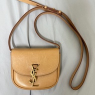 聖羅藍YSL SAINT LAURENT Small Kaia復古皮革半月包馬鞍包奶茶色