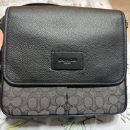 COACH 男款 緹花LOGO拚皮革翻蓋斜背包