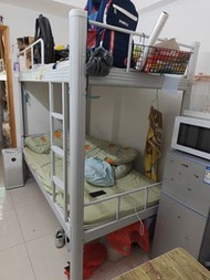 白色雙層床
