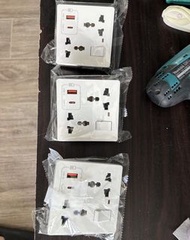 多功能插座 USB-A 和 Type-C