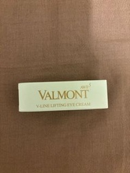 得1 支 Valmont 暢銷產品 V-Line Lifting Eye Cream 塑顏抗皺修護眼霜  撫平眼部紋理眼霜 提升眼皮，重塑眼部輪廓 以5種革命性的高效秘方針對性鞏固細胞外基質的5大元素，提升眼皮，重塑眼部輪廓。