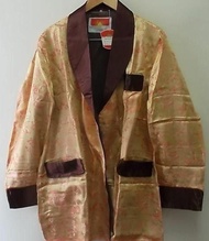 全新 金色 紅色花 男裝 和風印花晨褸 (東方牌 連商標未剪) 膊闊20吋 袖長25吋 由領頂起直長35吋
