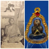 泰国上世纪大名赫赫大高僧龙婆通术（请参阅以下简介）督造非常古老稀有经粉圣水混黑树脂脱皮版本掩面佛(又称拍必打佛已包好非常精美意大利金光闪闪镀金鑲钻防水佛牌壳(BE2506~2515)Very Rare